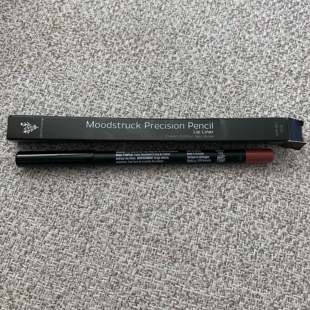 Younique lip liner